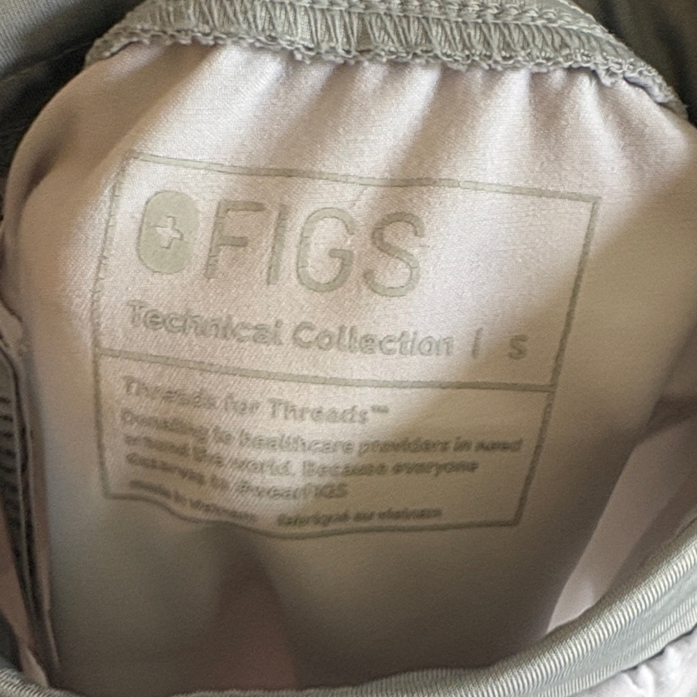 SET : FIGS women’s White Jogger Pants and Top - Picture 3 of 6